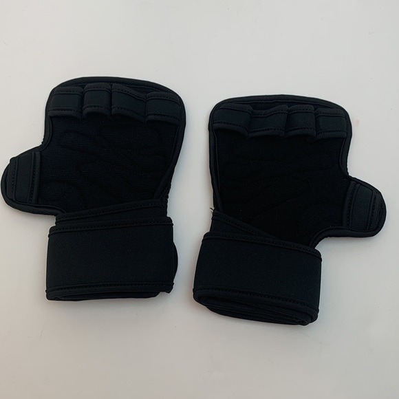 Amazon Basics Neoprene Barbell Gymnastics Grip Black Size Medium - Picture 2 of 11